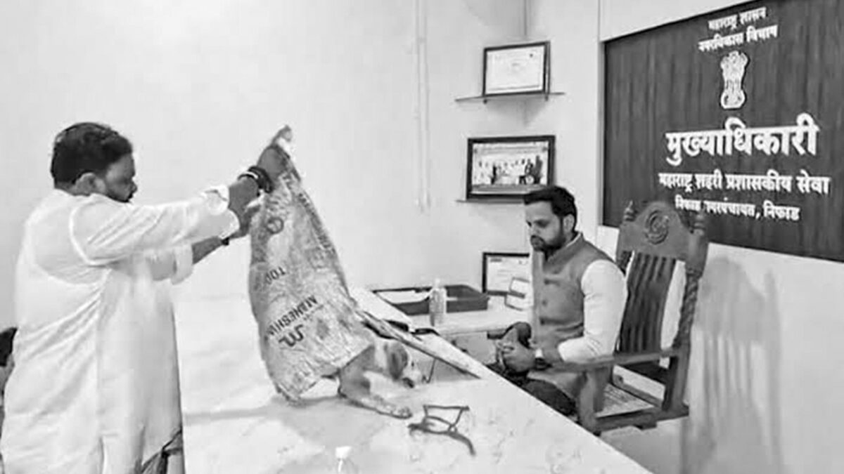 ناسک کے سرکاری دفتر میں آوارہ کتوں کو چھوڑ کر انوکھا احتجاج، شیو سینا کارکنان پر مقدمہ درج